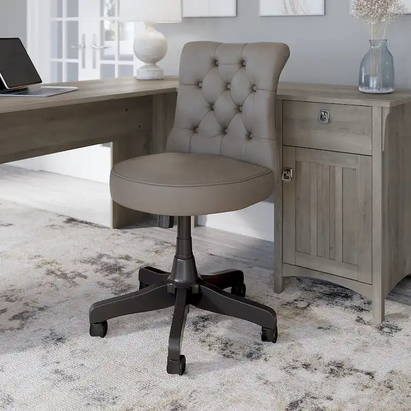 Chaise de bureau sans accoudoirs à dossier mi-hauteur capitonné, avec hauteur réglable et base pivotante