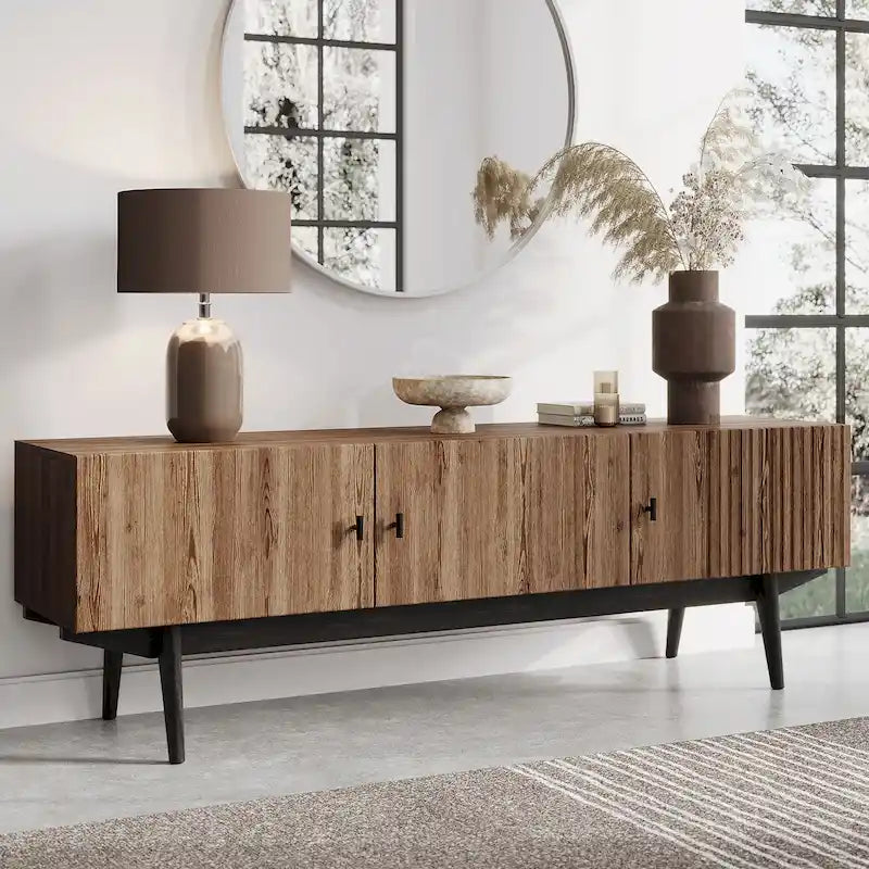 Meuble TV scandinave de style Mid-Century avec portes à lattes, espaces de rangement et pieds en bois — Convient aux téléviseurs jusqu'à 65 po