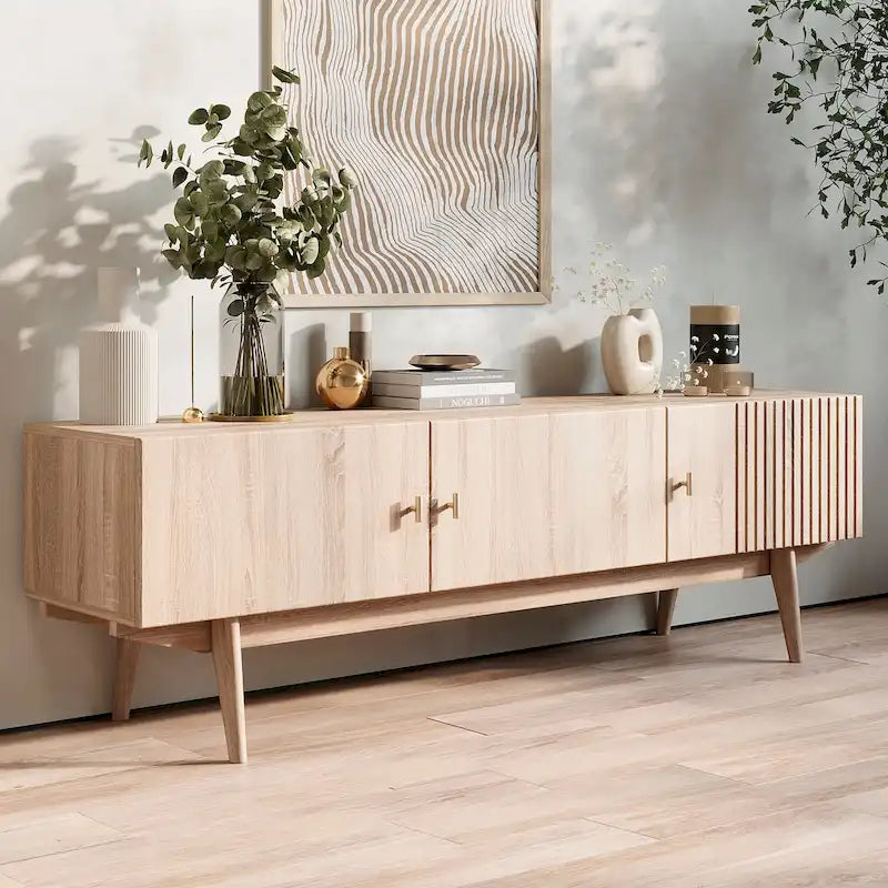 Meuble TV scandinave de style Mid-Century avec portes à lattes, espaces de rangement et pieds en bois — Convient aux téléviseurs jusqu'à 65 po