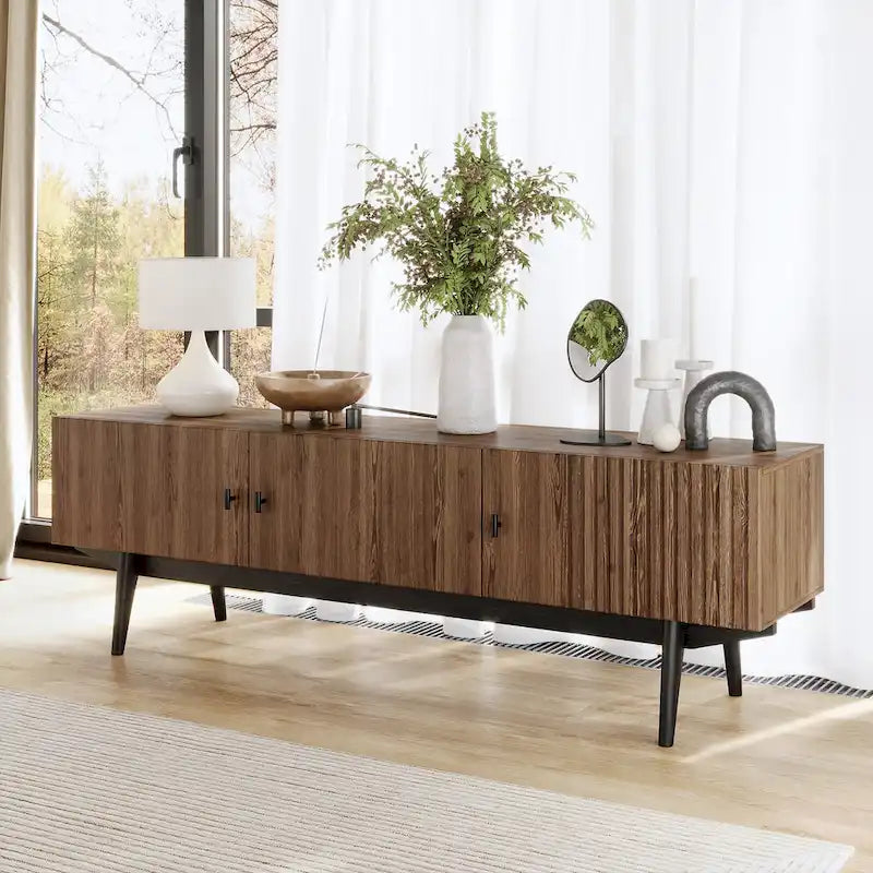 Meuble TV scandinave de style Mid-Century avec portes à lattes, espaces de rangement et pieds en bois — Convient aux téléviseurs jusqu'à 65 po