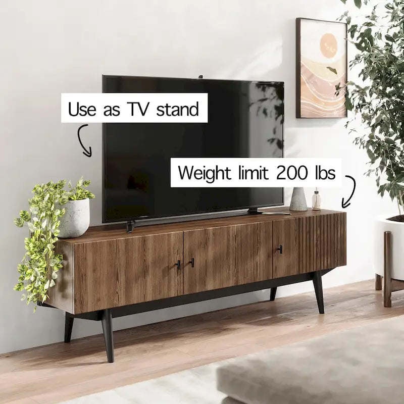 Meuble TV scandinave de style Mid-Century avec portes à lattes, espaces de rangement et pieds en bois — Convient aux téléviseurs jusqu'à 65 po