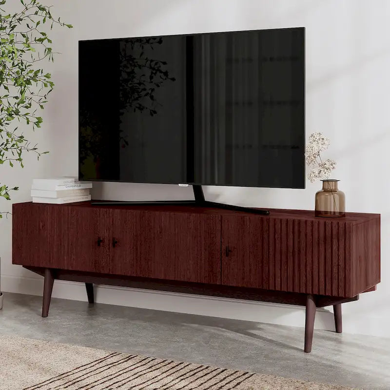 Meuble TV scandinave de style Mid-Century avec portes à lattes, espaces de rangement et pieds en bois — Convient aux téléviseurs jusqu'à 65 po
