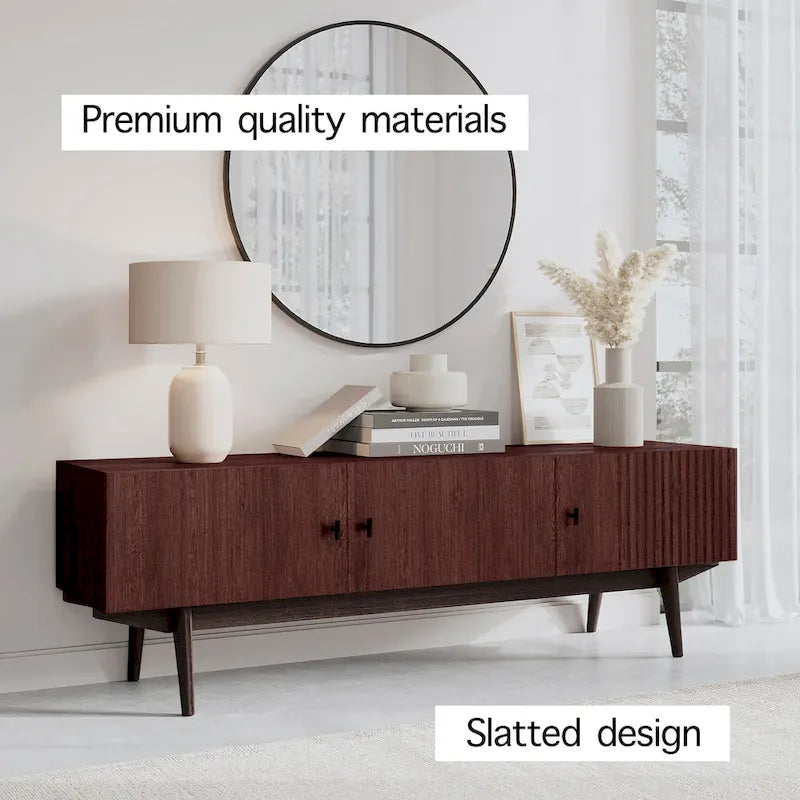Meuble TV scandinave de style Mid-Century avec portes à lattes, espaces de rangement et pieds en bois — Convient aux téléviseurs jusqu'à 65 po