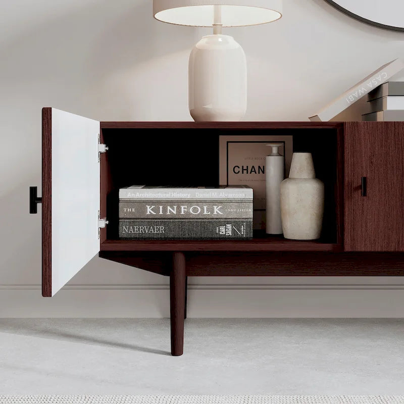 Meuble TV scandinave de style Mid-Century avec portes à lattes, espaces de rangement et pieds en bois — Convient aux téléviseurs jusqu'à 65 po