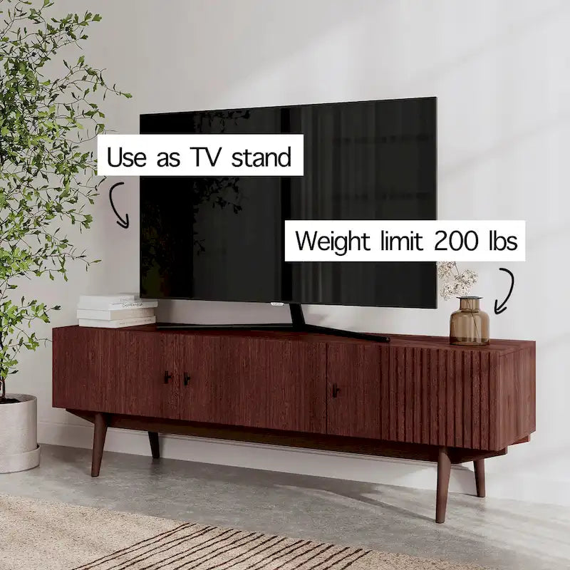 Meuble TV scandinave de style Mid-Century avec portes à lattes, espaces de rangement et pieds en bois — Convient aux téléviseurs jusqu'à 65 po