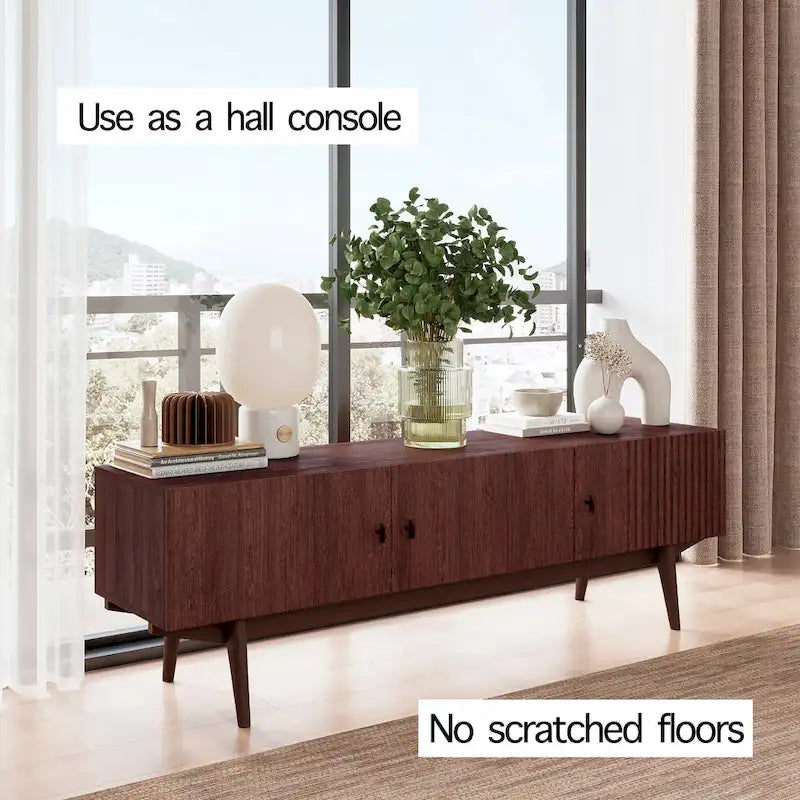 Meuble TV scandinave de style Mid-Century avec portes à lattes, espaces de rangement et pieds en bois — Convient aux téléviseurs jusqu'à 65 po