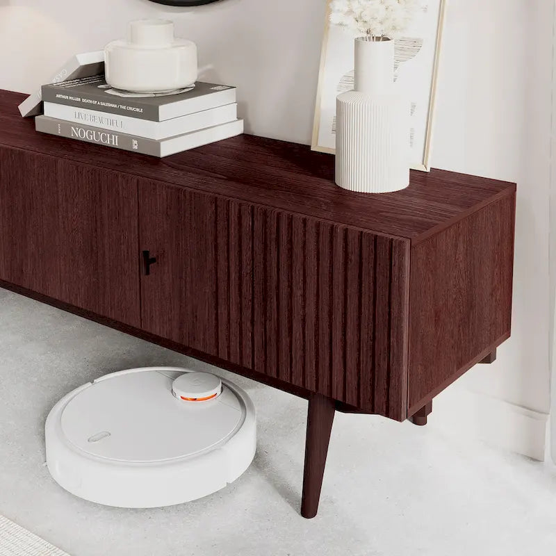 Meuble TV scandinave de style Mid-Century avec portes à lattes, espaces de rangement et pieds en bois — Convient aux téléviseurs jusqu'à 65 po