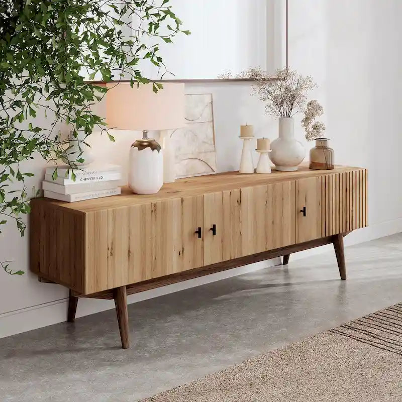 Meuble TV scandinave de style Mid-Century avec portes à lattes, espaces de rangement et pieds en bois — Convient aux téléviseurs jusqu'à 65 po