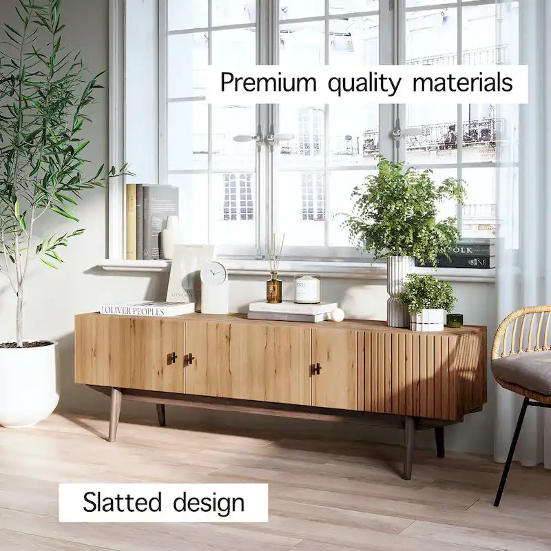 Meuble TV scandinave de style Mid-Century avec portes à lattes, espaces de rangement et pieds en bois — Convient aux téléviseurs jusqu'à 65 po