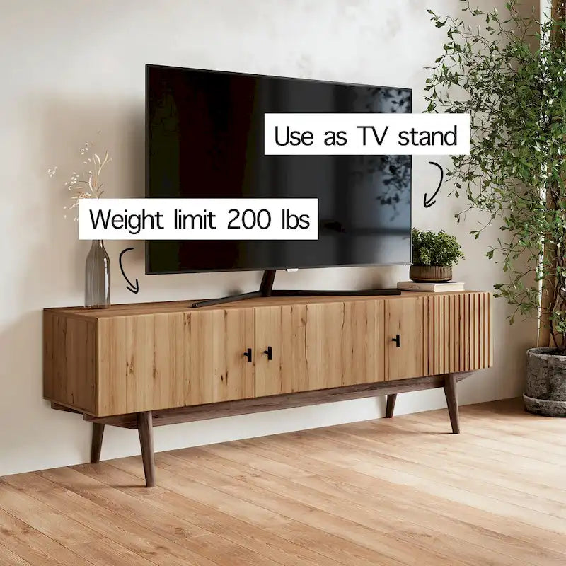 Meuble TV scandinave de style Mid-Century avec portes à lattes, espaces de rangement et pieds en bois — Convient aux téléviseurs jusqu'à 65 po