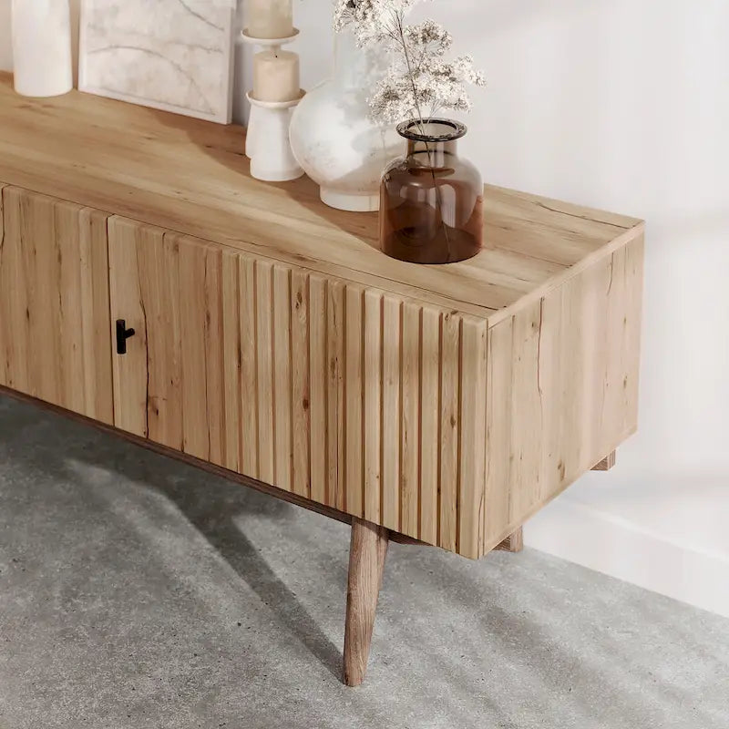Meuble TV scandinave de style Mid-Century avec portes à lattes, espaces de rangement et pieds en bois — Convient aux téléviseurs jusqu'à 65 po