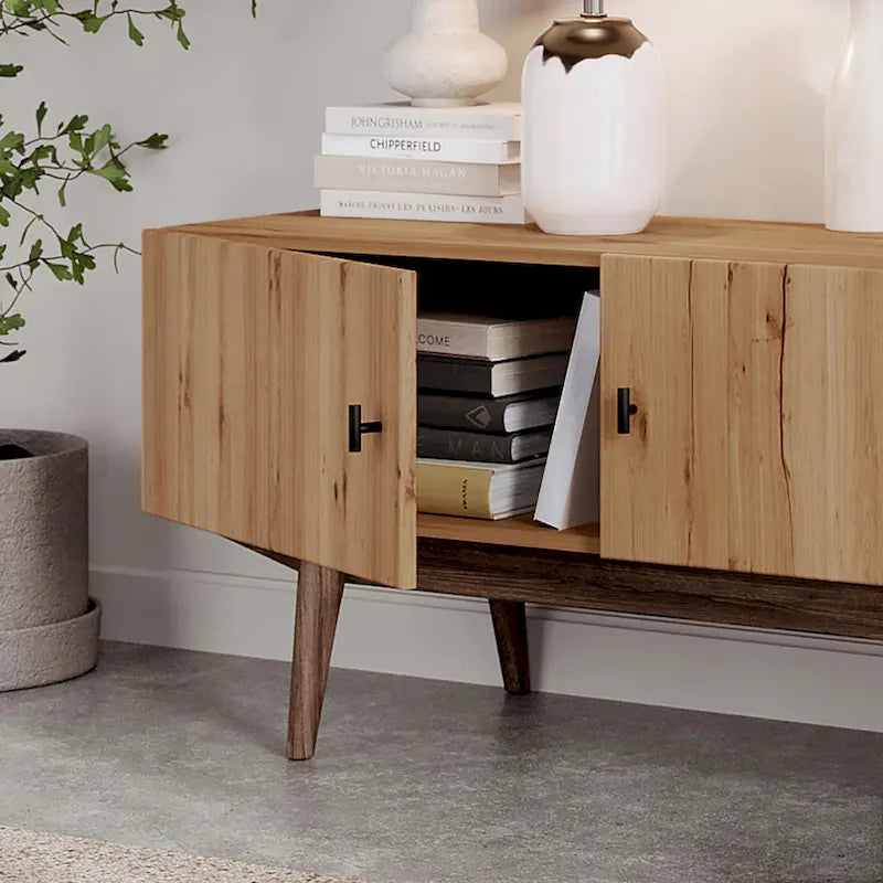 Meuble TV scandinave de style Mid-Century avec portes à lattes, espaces de rangement et pieds en bois — Convient aux téléviseurs jusqu'à 65 po