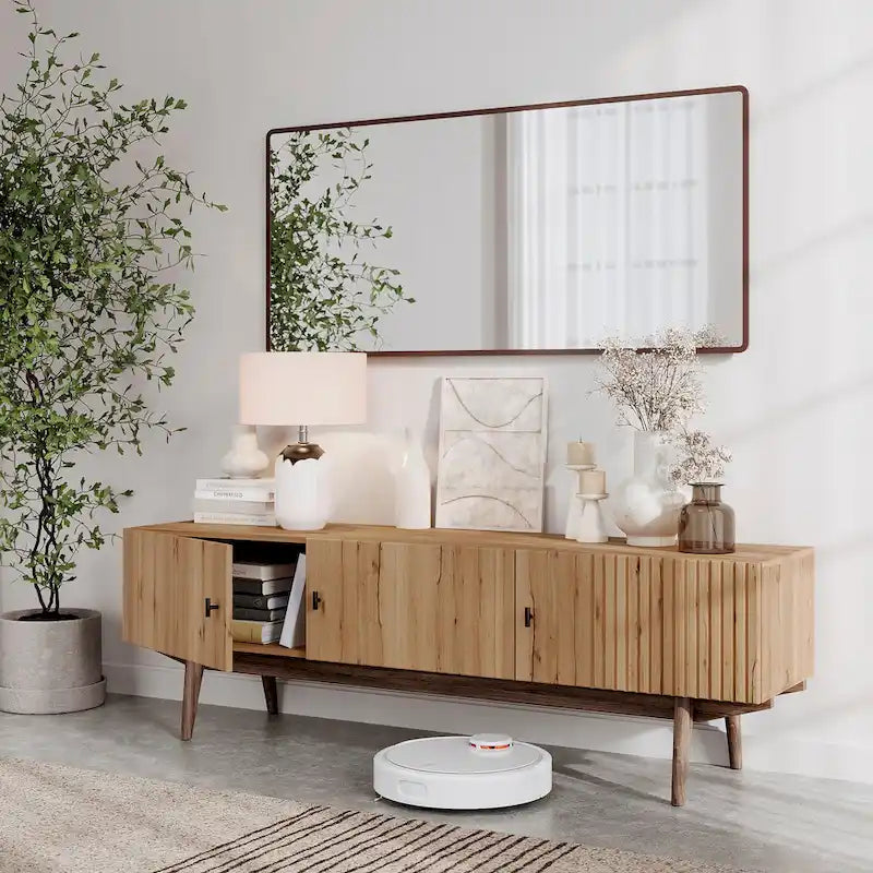 Meuble TV scandinave de style Mid-Century avec portes à lattes, espaces de rangement et pieds en bois — Convient aux téléviseurs jusqu'à 65 po