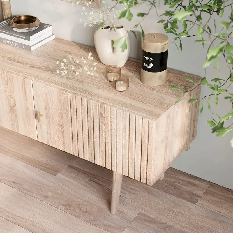 Meuble TV scandinave de style Mid-Century avec portes à lattes, espaces de rangement et pieds en bois — Convient aux téléviseurs jusqu'à 65 po