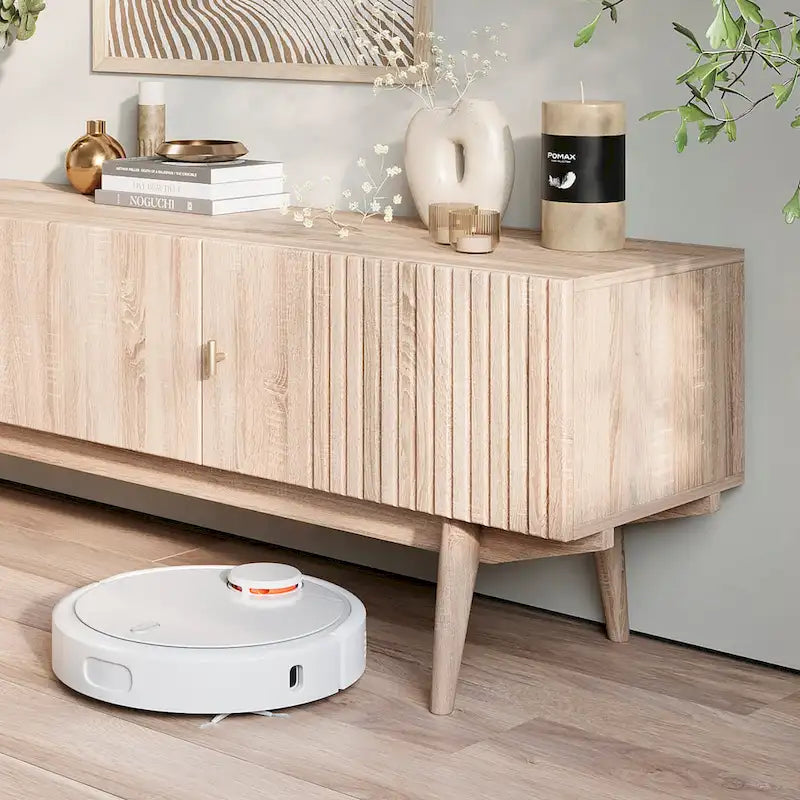 Meuble TV scandinave de style Mid-Century avec portes à lattes, espaces de rangement et pieds en bois — Convient aux téléviseurs jusqu'à 65 po