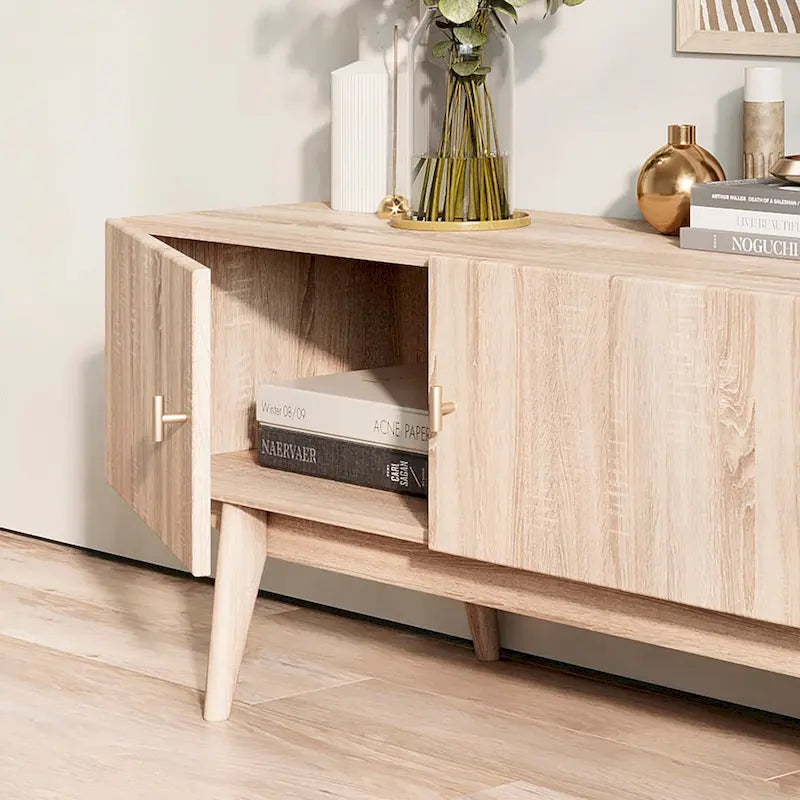 Meuble TV scandinave de style Mid-Century avec portes à lattes, espaces de rangement et pieds en bois — Convient aux téléviseurs jusqu'à 65 po