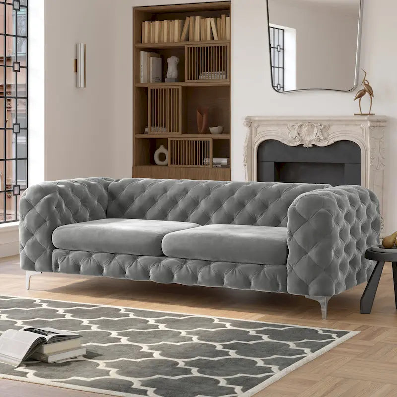 Canapé Chesterfield en velours touffeté avec capitonnage en losange et pieds en métal