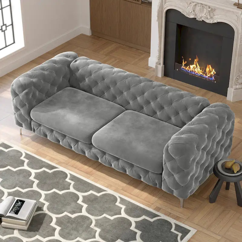 Canapé Chesterfield en velours touffeté avec capitonnage en losange et pieds en métal