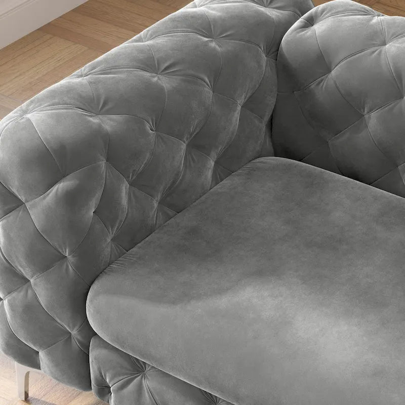 Canapé Chesterfield en velours touffeté avec capitonnage en losange et pieds en métal