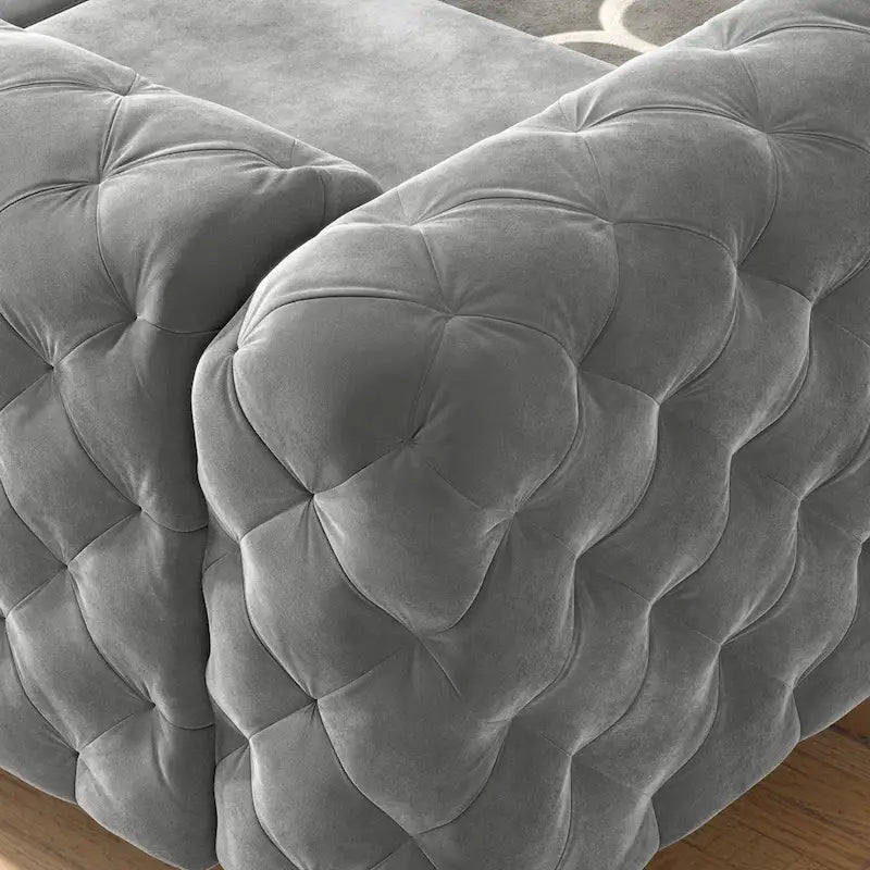 Canapé Chesterfield en velours touffeté avec capitonnage en losange et pieds en métal