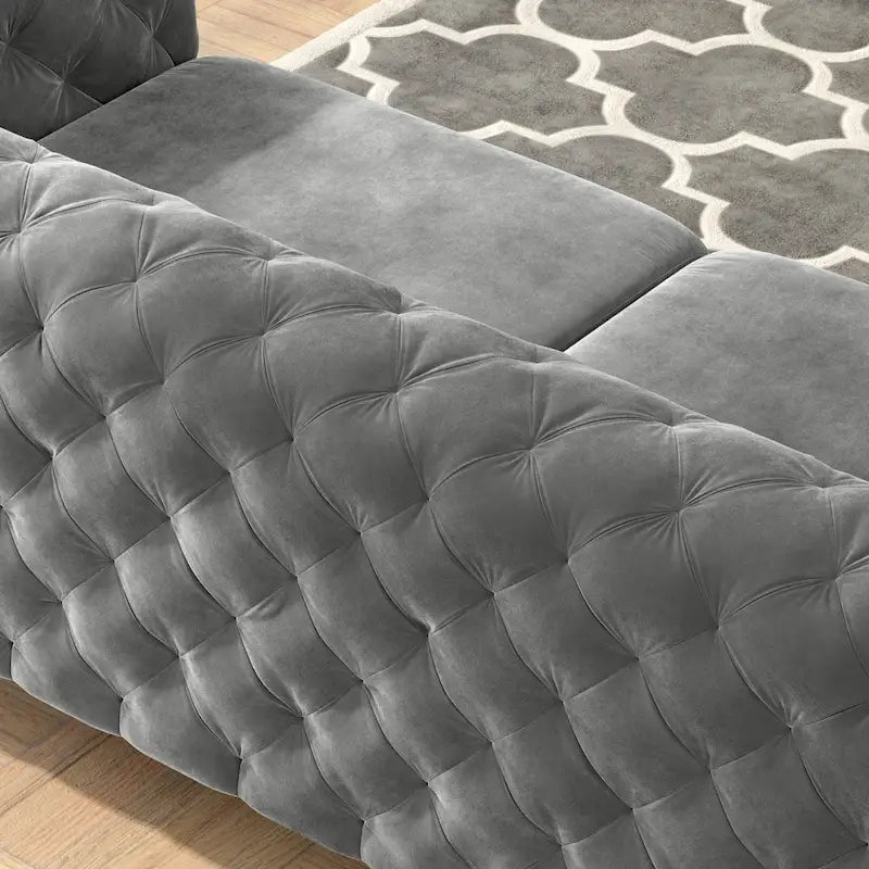 Canapé Chesterfield en velours touffeté avec capitonnage en losange et pieds en métal