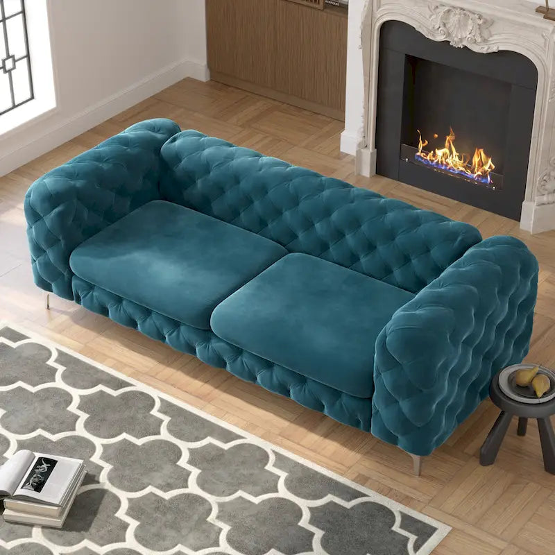 Canapé Chesterfield en velours touffeté avec capitonnage en losange et pieds en métal