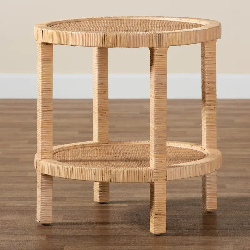 Table d'appoint ronde bohème avec tissage en rotin et étagère ouverte — Cadre en bois d'acajou