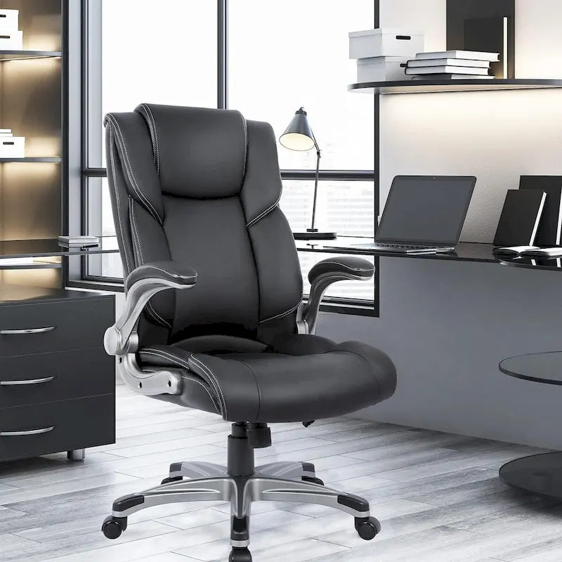 Fauteuil de bureau de direction à dossier haut avec accoudoirs rembourrés relevables et inclinaison réglable verrouillable