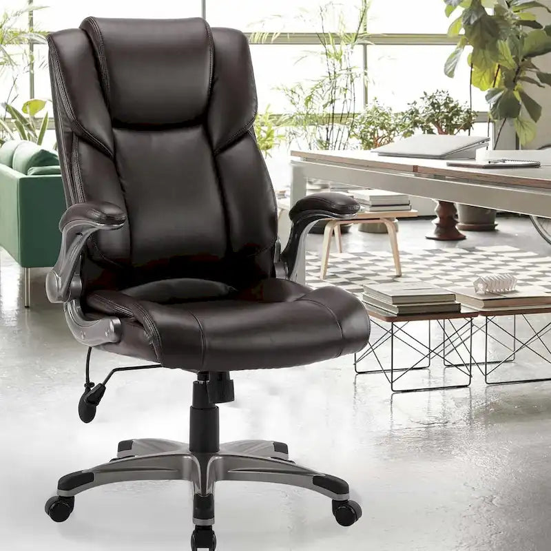 Fauteuil de bureau de direction à dossier haut avec accoudoirs rembourrés relevables et inclinaison réglable verrouillable