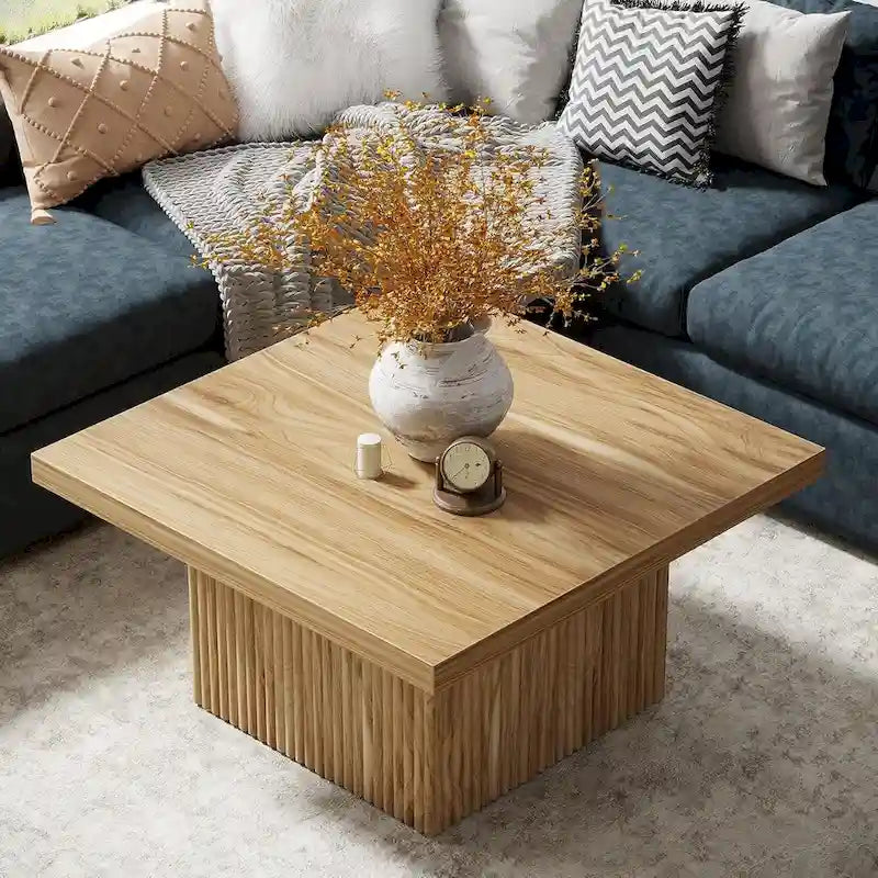 Table basse carrée de style Mid-Century Modern avec texture bois vintage et base détaillée en relief — 80 cm.