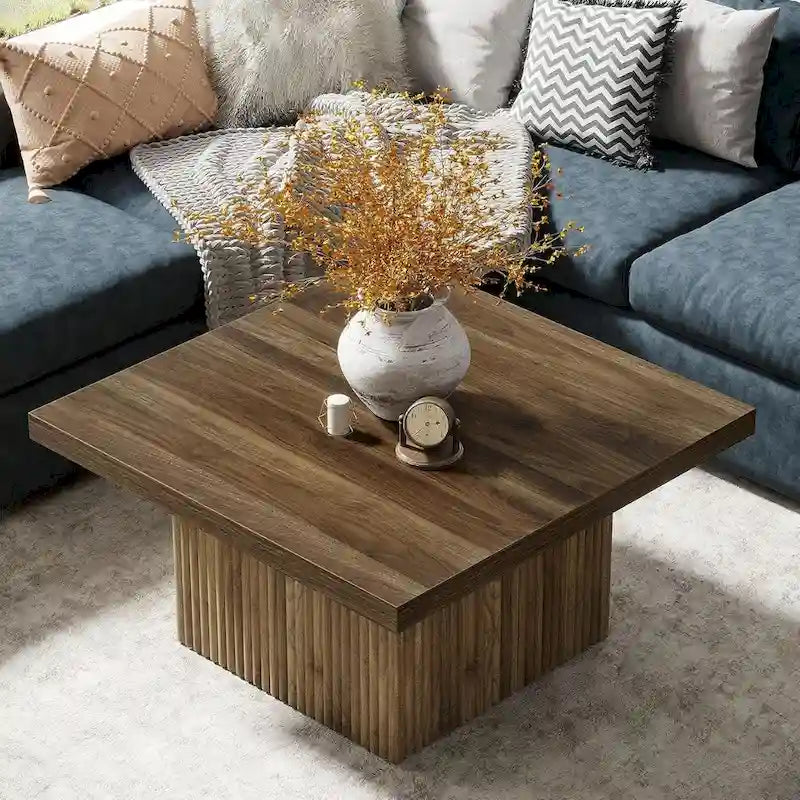 Table basse carrée de style Mid-Century Modern avec texture bois vintage et base détaillée en relief — 80 cm.