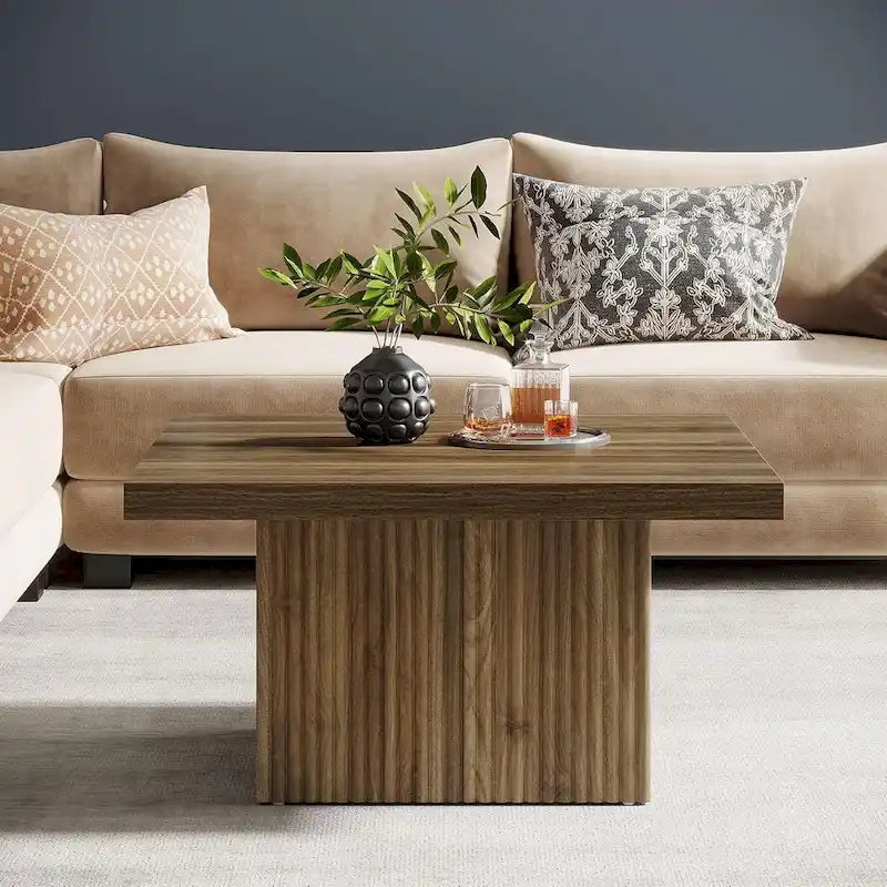 Table basse carrée de style Mid-Century Modern avec texture bois vintage et base détaillée en relief — 80 cm.